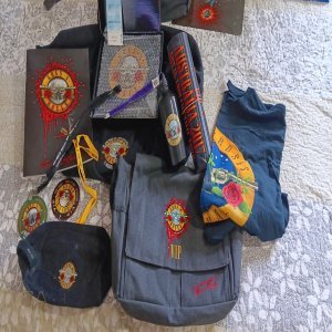 LOT 21 - Guns & Roses VIP Pack