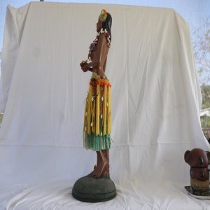 LOT 030 - Capodimonte Style Italian Figurine – Island Dancer Woman Sculpture (Signed Base) - Image 3