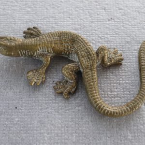Solid brass gecko figurine with curled tail – top view (Lot 219)