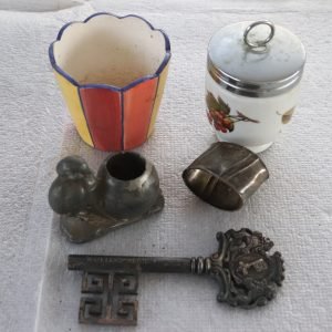 Mixed lot of small vintage items – ceramic planter, lidded jar, decorative key, napkin ring and bird-and-pot metal piece (Lot 218)