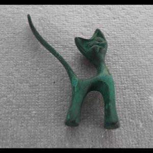 Small copper cat figurine with verdigris patina – front view (Lot 214)