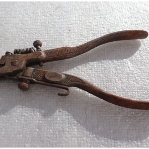 Lot 0226 - Antique Ornate Iron Pliers – Approx. 17 cm (image 1)