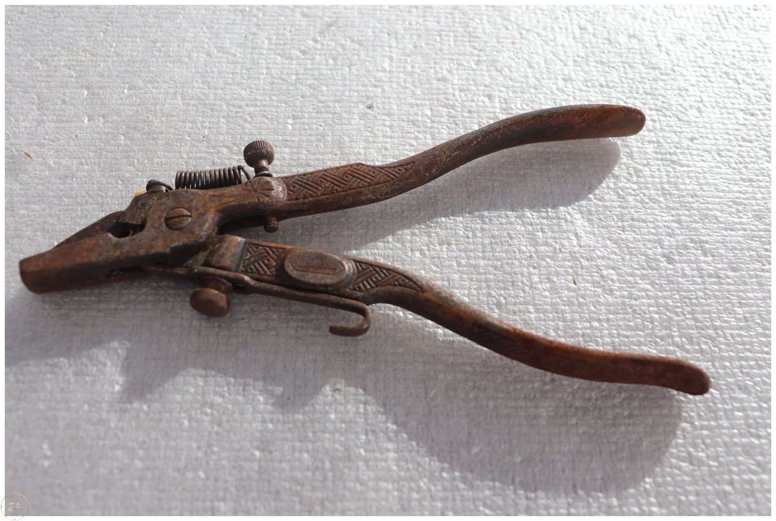 Lot 0226 - Antique Ornate Iron Pliers – Approx. 17 cm (image 1)