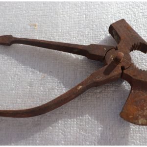 Lot 0227 - Vintage Cast Iron Nutcracker Tool – 17 cm (image 1)