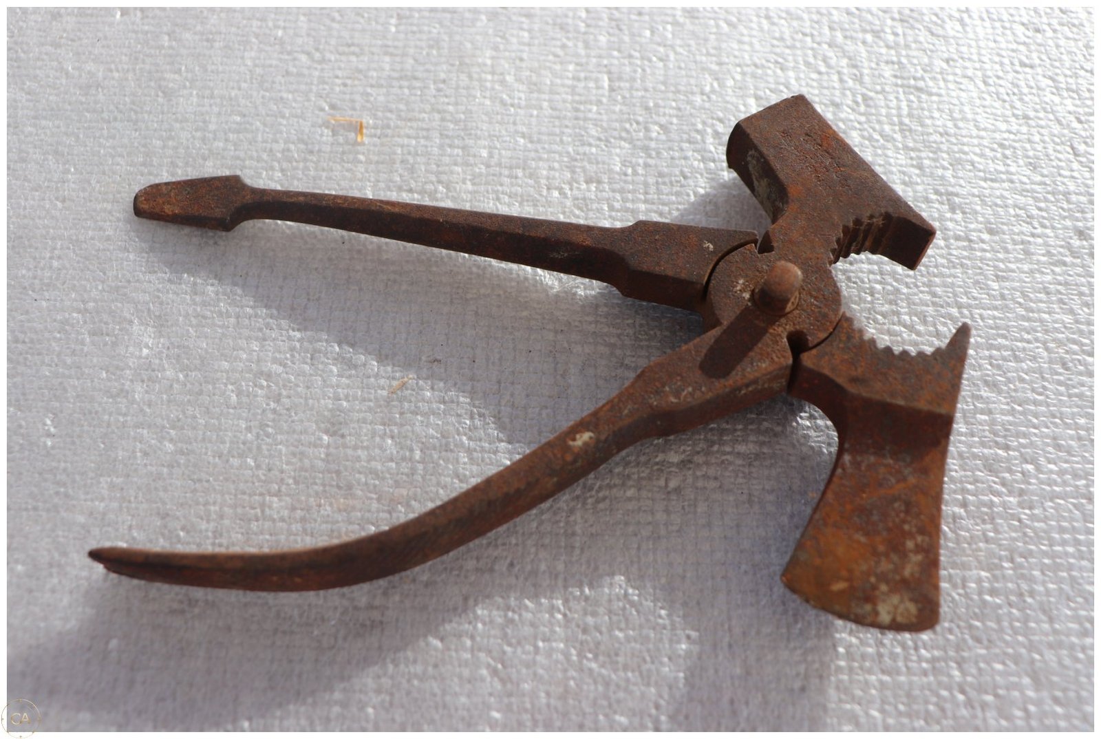 Lot 0227 - Vintage Cast Iron Nutcracker Tool – 17 cm (image 1)