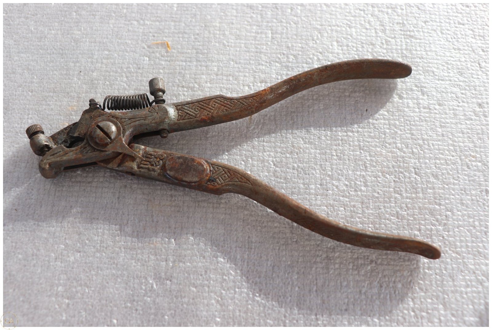 Lot 0233 - Antique Ornate Cast-Iron Nutcracker / Pliers (image 2)