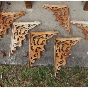 Lot 0251 - Set of 6 Antique Cast Iron Veranda Brackets – Ornate Scrollwork (image 1)