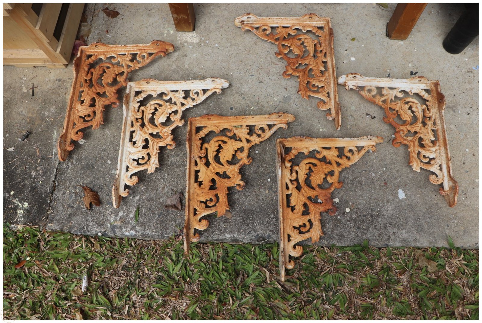 Lot 0251 - Set of 6 Antique Cast Iron Veranda Brackets – Ornate Scrollwork (image 1)