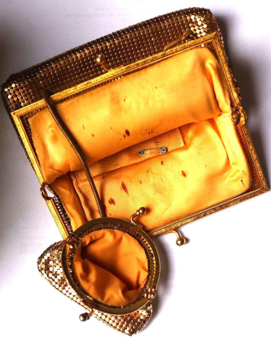 LOT 128 - Vintage Gold Mesh Evening Bag with Matching Coin Purse - Image 2