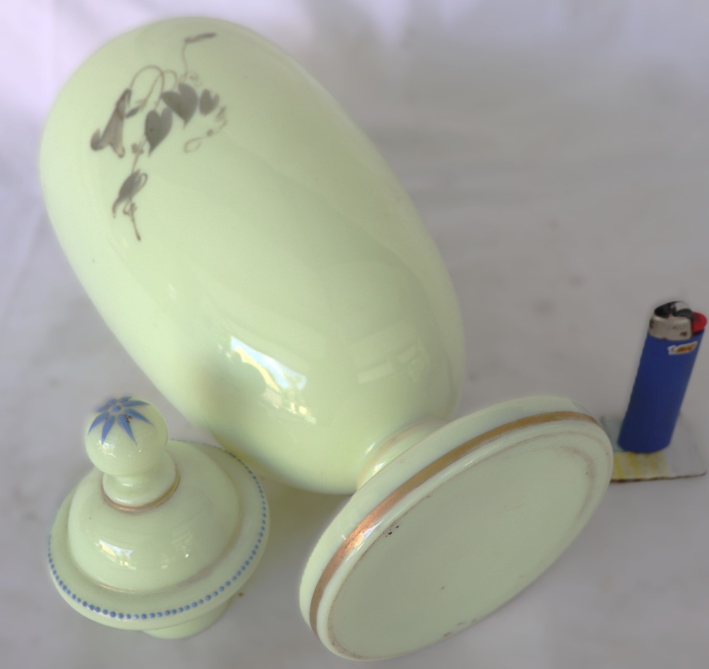 LOT 281 - Tall Lidded Porcelain Jar with Birds and Flowers - Image 2