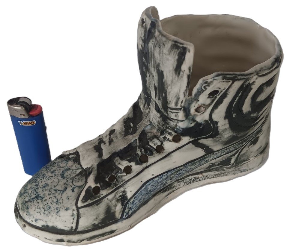 LOT 227 - Handcrafted ceramic sneaker vase - Image 2
