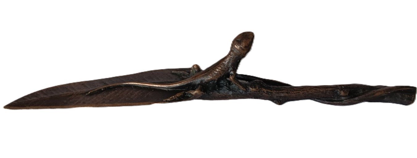 LOT 212 - Bronze Lizard on Leaf — Desk Sculpture / Letter Opener