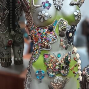 LOT 256 - GEM-ENCRUSTED DECORATIVE BUST – MIXED MEDIA ARTWORK