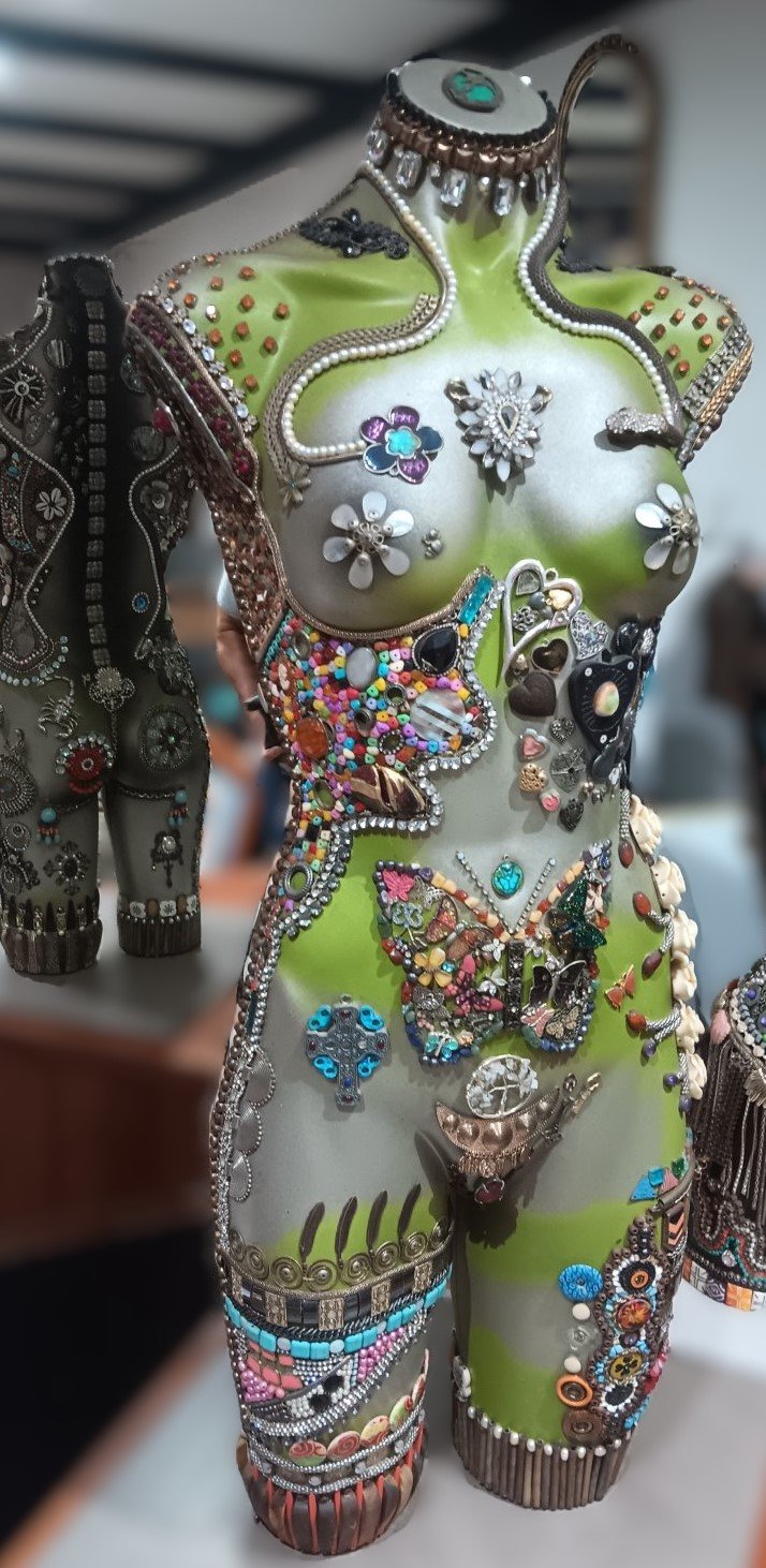 LOT 256 - GEM-ENCRUSTED DECORATIVE BUST – MIXED MEDIA ARTWORK