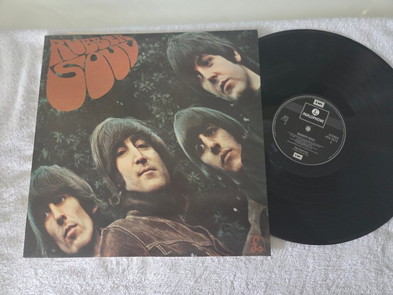 LOT 117 - The Beatles Rubber Soul (Parlophone PCS 3075, black/silver label). - Image 2
