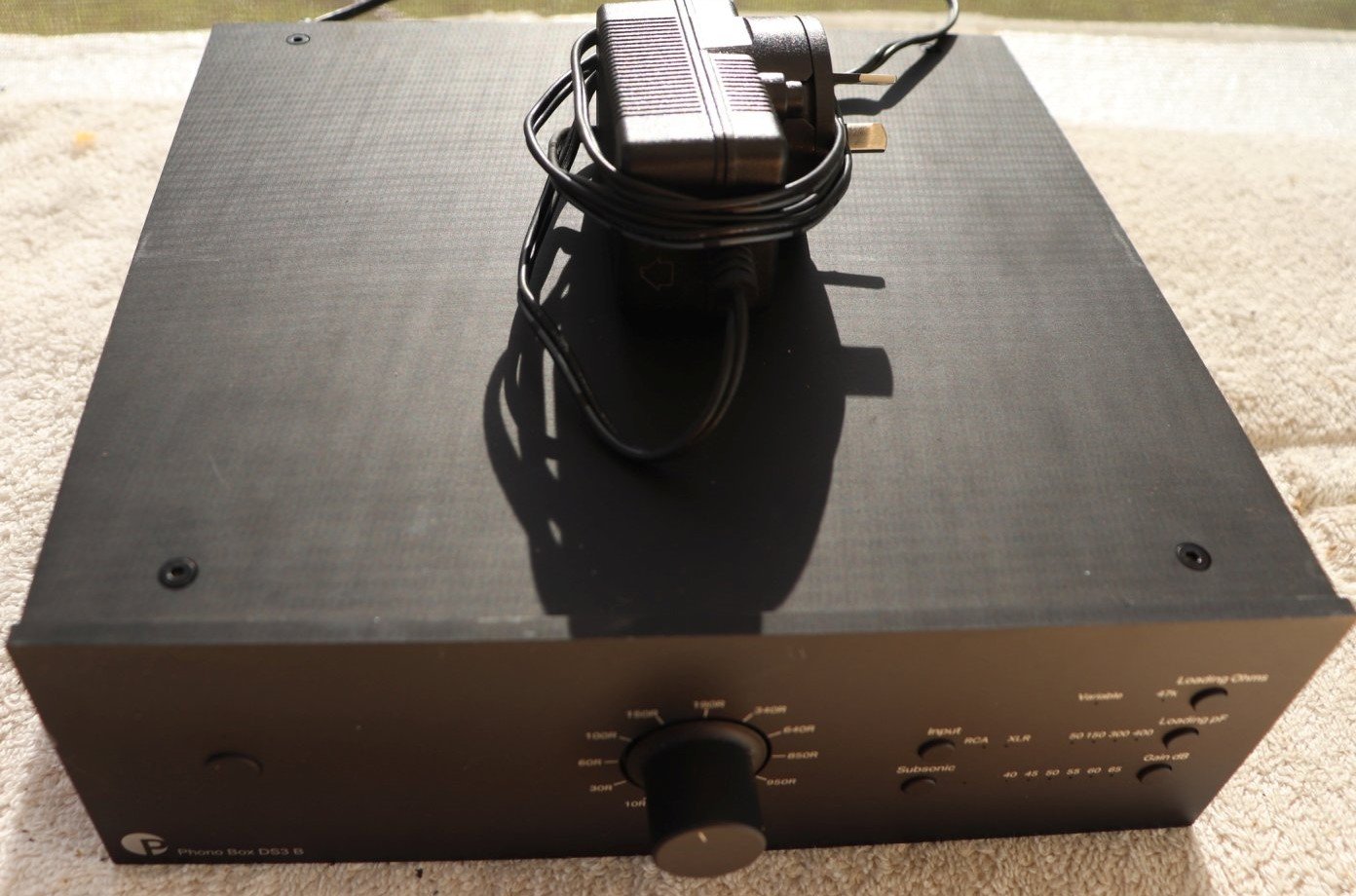 Pro-Ject Phono Box DS3 B front view with power supply