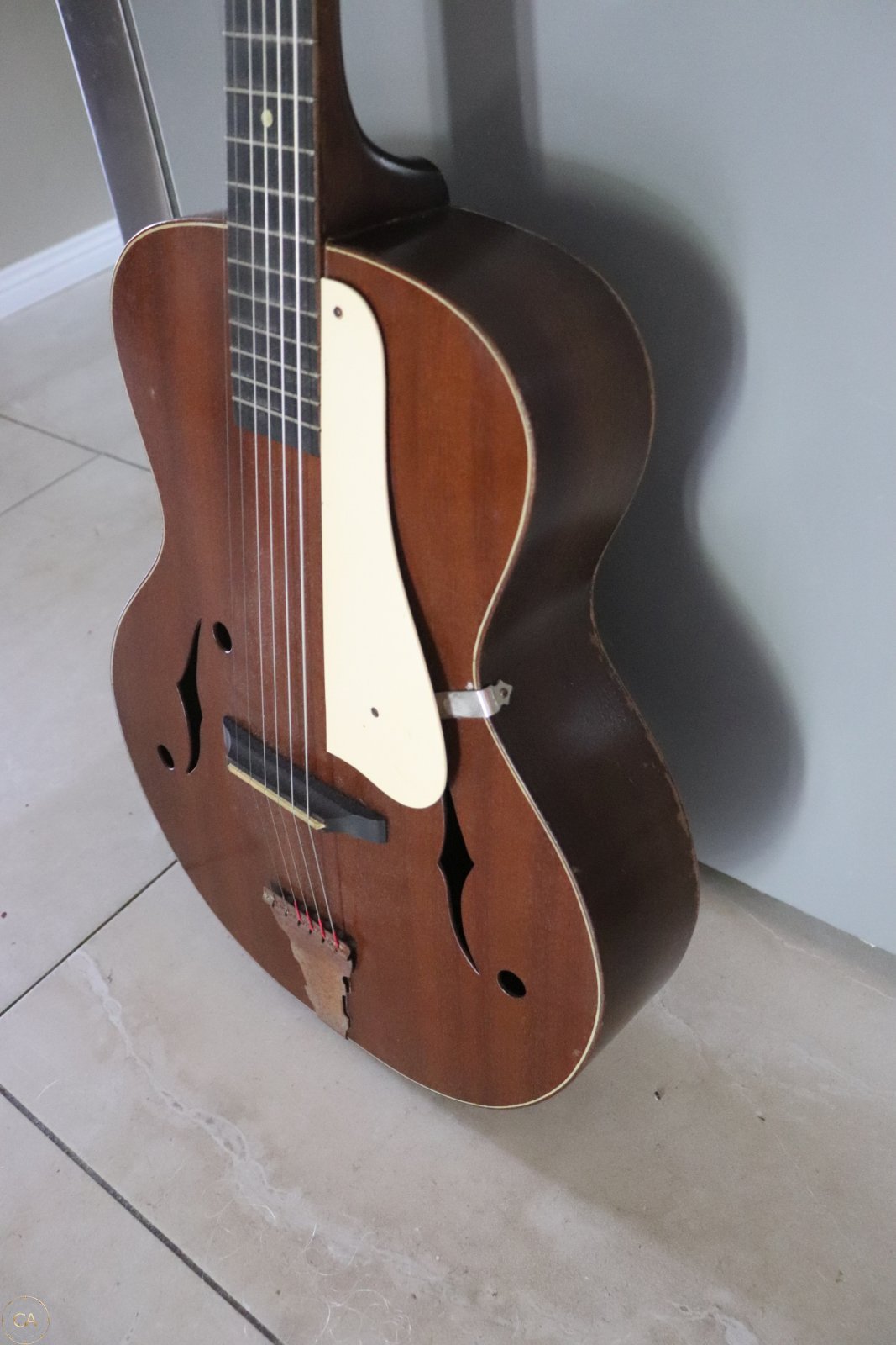 Alver guitar headstock close-up