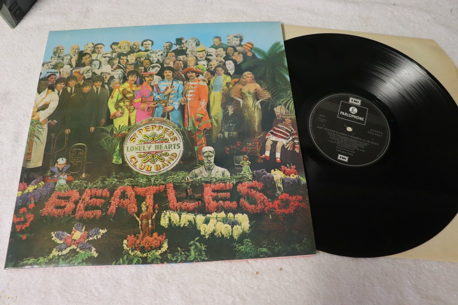Sgt Pepper Beatles vinyl record cover