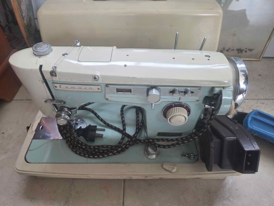 Lamaar vintage zig zag sewing machine front view