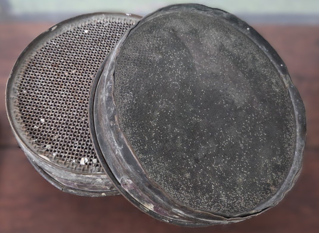 Pair of round metal riddle screens