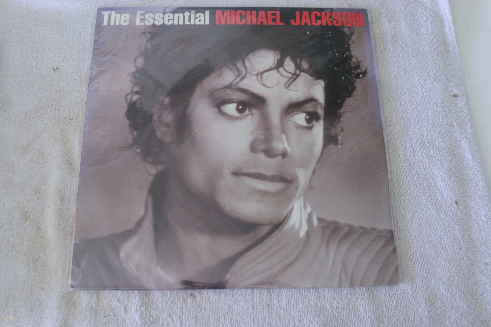 Michael Jackson The Essential Michael Jackson white vinyl cover