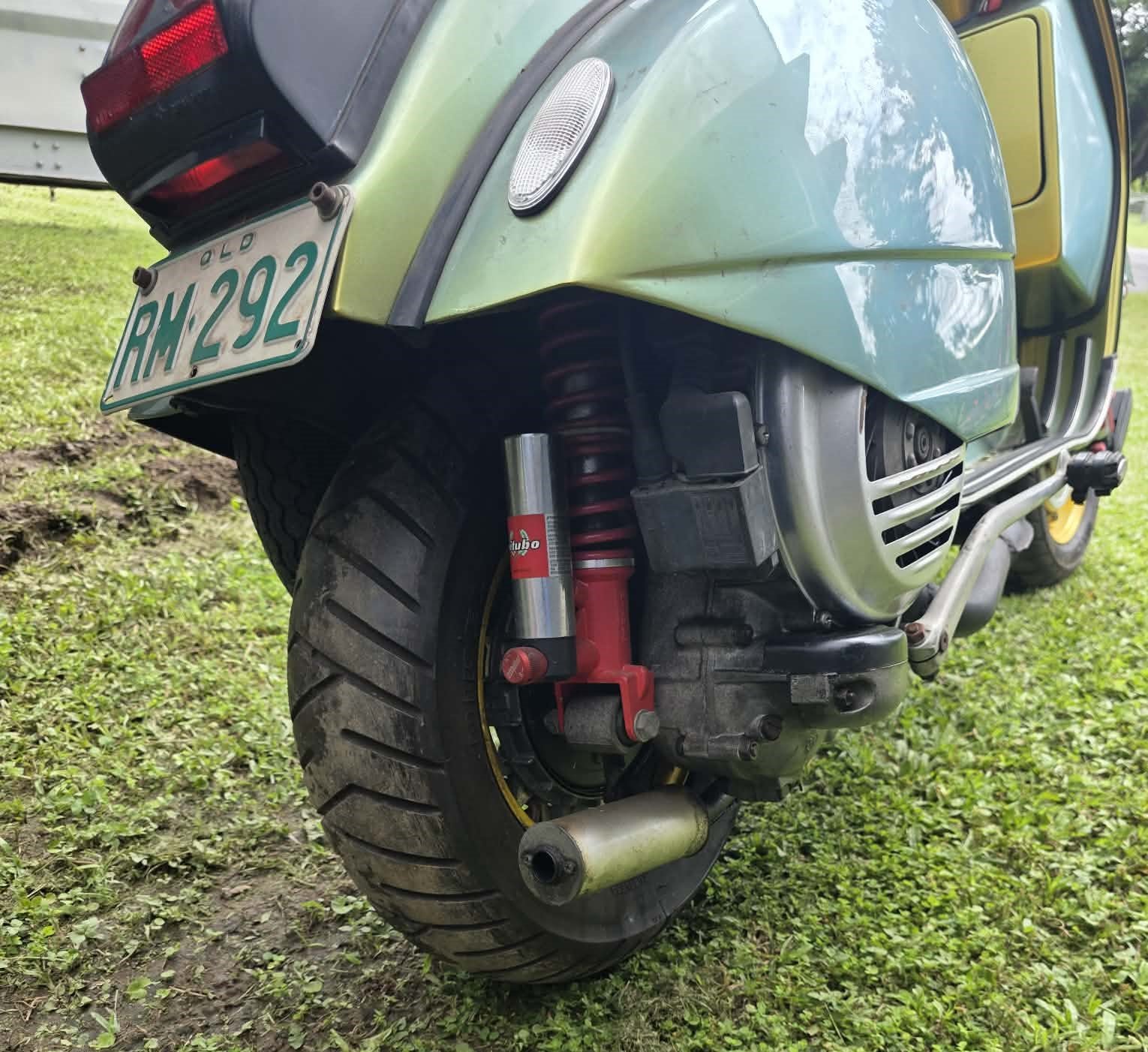 Vespa Piaggio 1996 custom green gold paint rear view