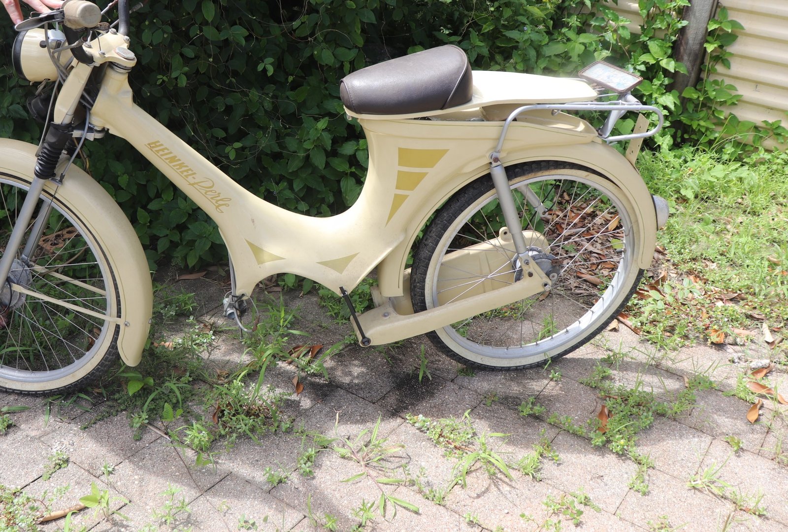 LOT 172 - Heinkel Perle Moped (1950s) – with Manual - Image 3