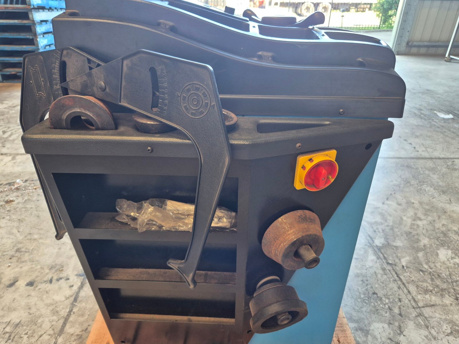 Summit 1400 wheel balancer with hood