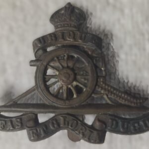 Royal Artillery Ubique artillery wheel and cannon cap badge front