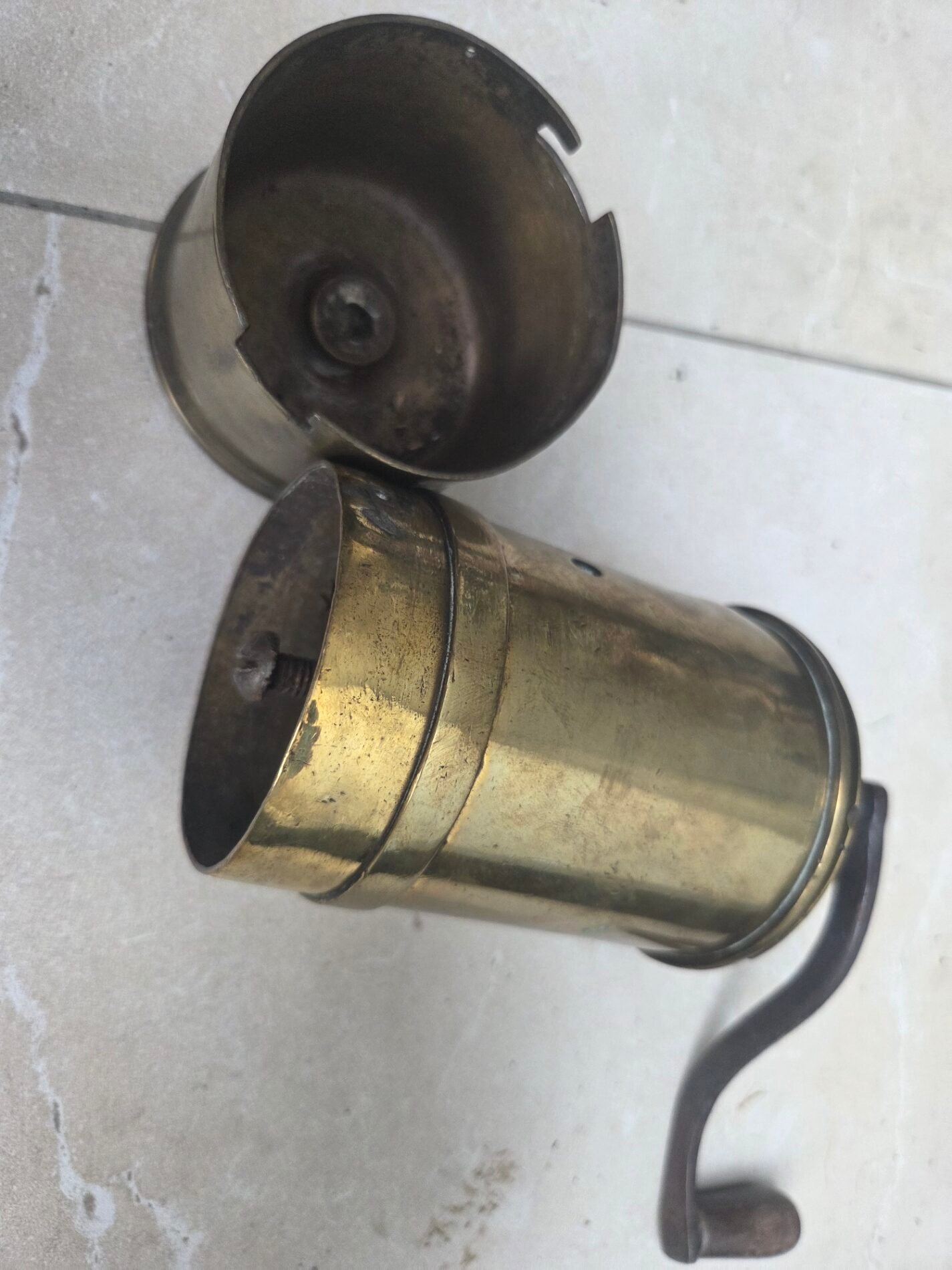 open top showing grinding mechanism