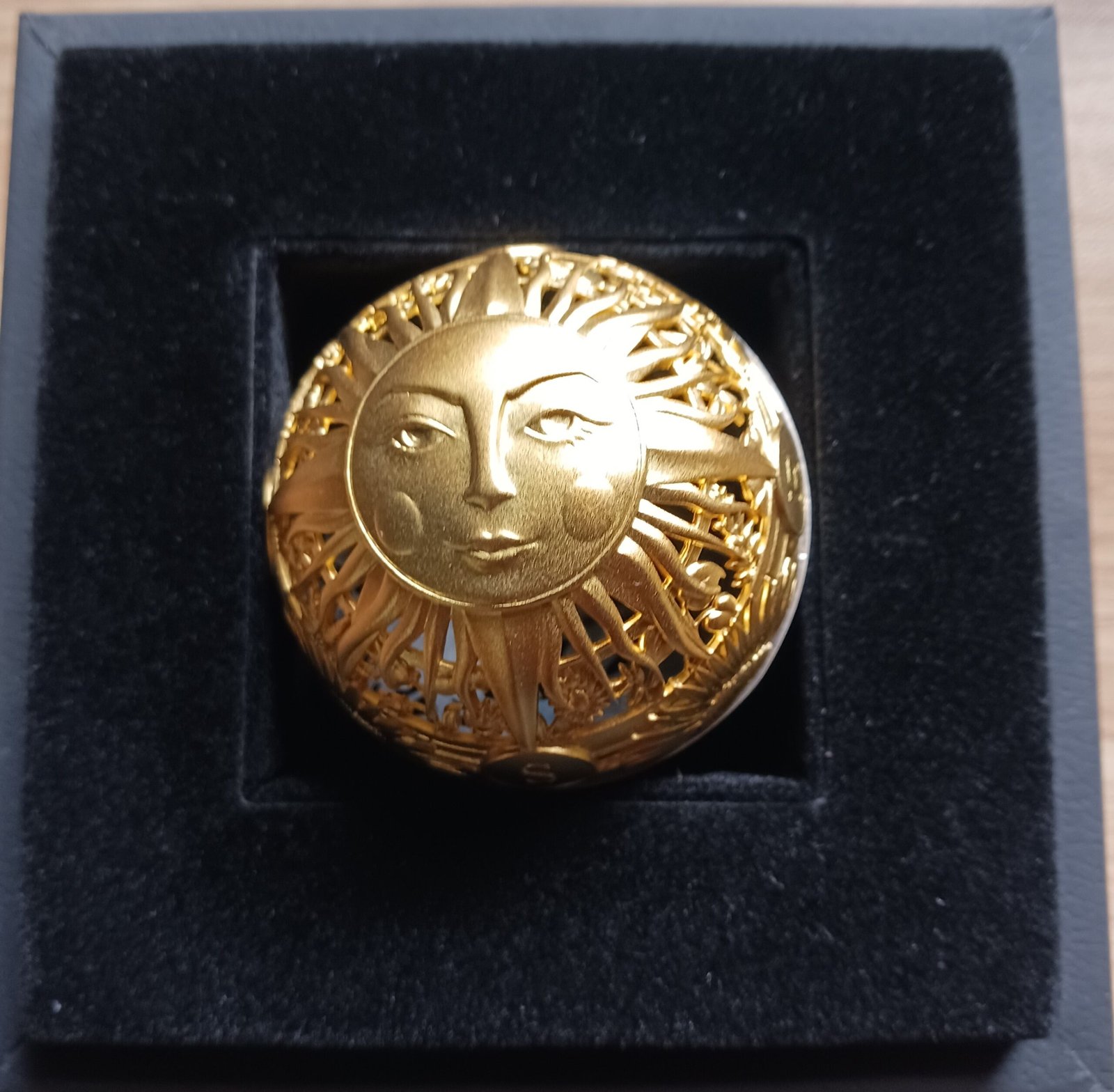 Limited edition Samoa Sun and Moon silver collectible