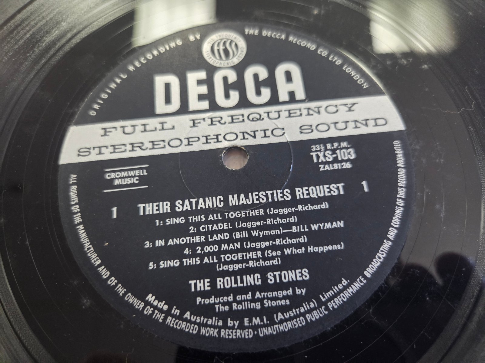 LOT032 Decca stereo label close-up on vinyl record